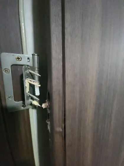 화장실 문 경첩 수리 — 문짝에서 뜯겨 나온 경첩