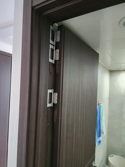 화장실 문 경첩 수리 — 다시 단 화장실문