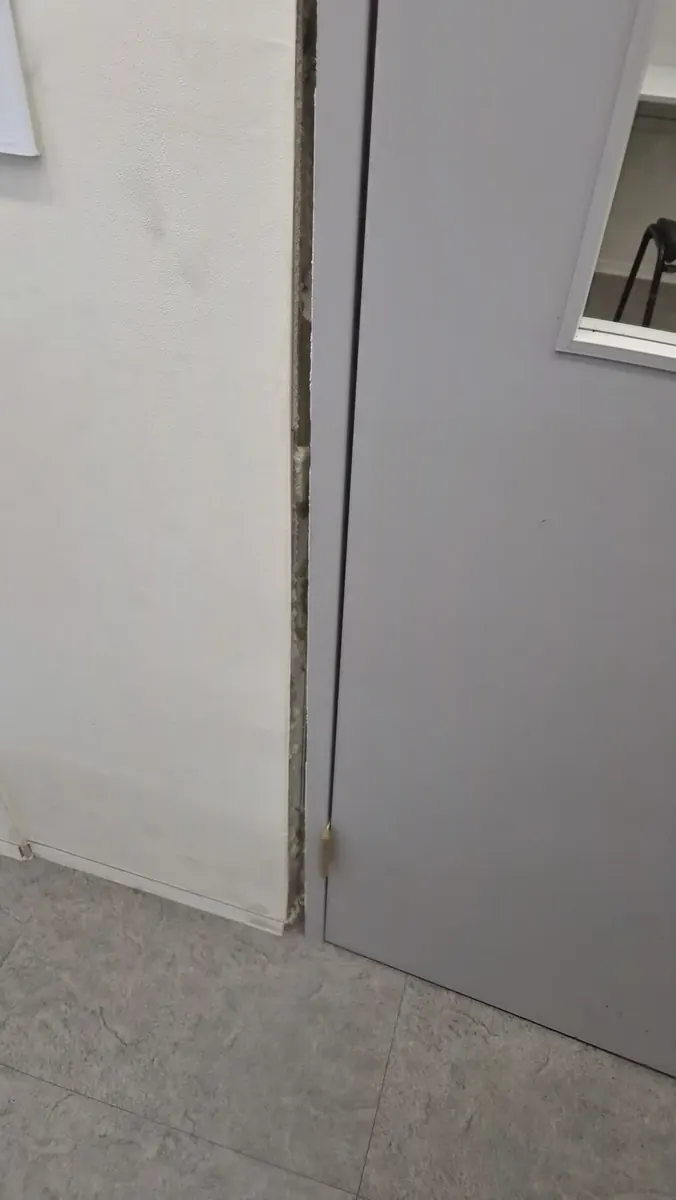 문틀 벌어짐 — 경첩 쪽 문틀이 벌어진 문
