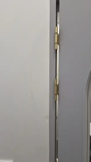 문틀 벌어짐 — 경첩으로 다시 단 문짝
