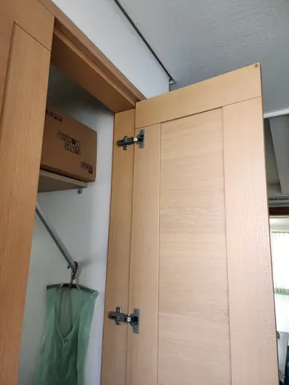 세탁실 문 경첩 — 옆판에 다시 건 문짝