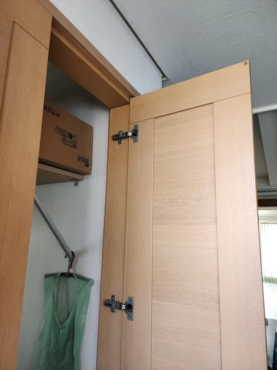 세탁실 문 경첩 — 옆판에 다시 건 문짝
