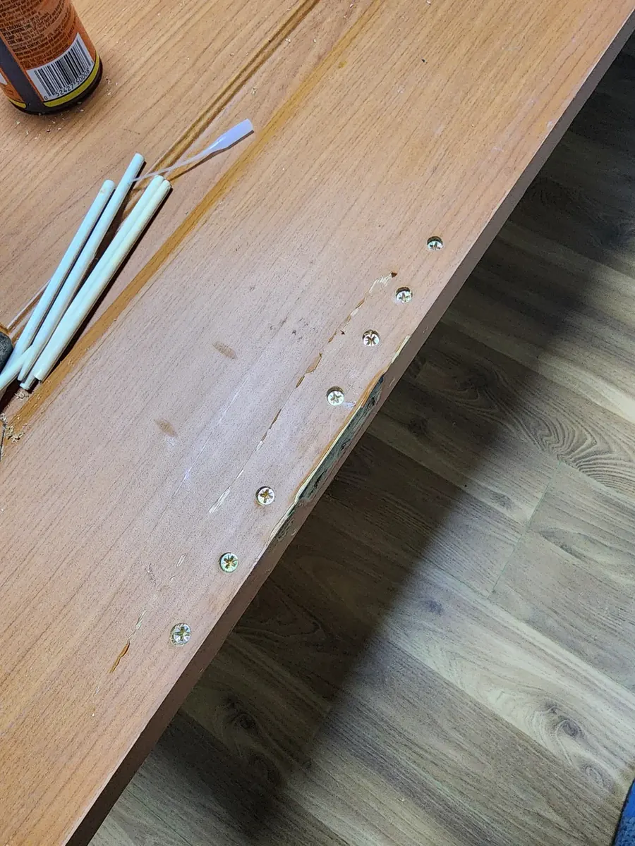 경첩 빠짐 — 나사로 보강한 갈라진 자리